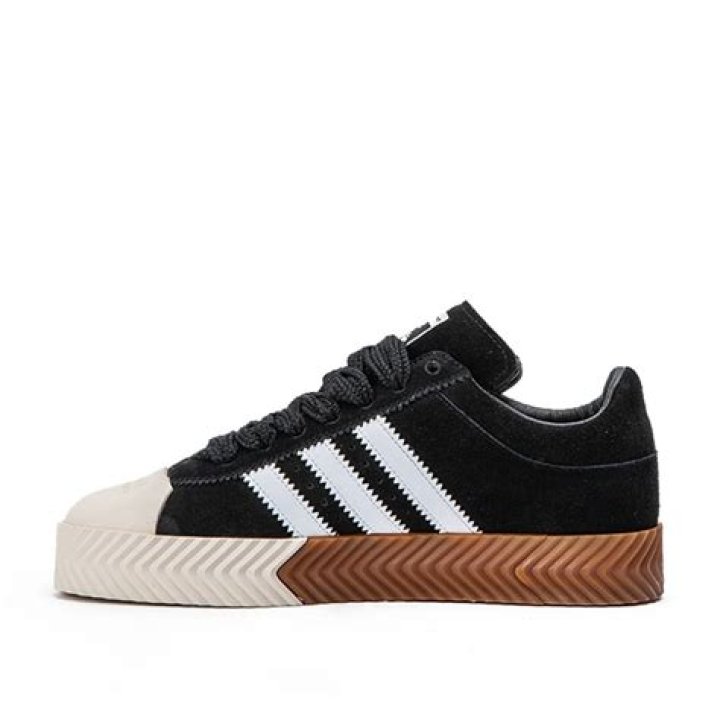 В ЦУМе начались продажи капсульной коллекции adidas Originals by Alexander Wang: Явления: Ценности: Lenta.ru