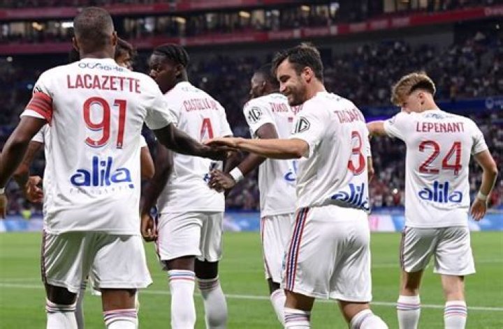 Agreement reached between Ajax and Lyon for Nicolás Tagliafico, player waiting on Brighton