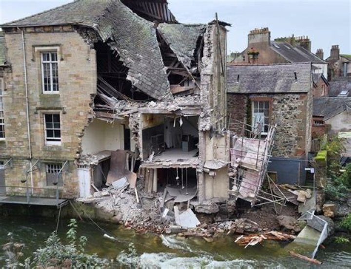 Back of Cockermouth's Old Courthouse collapses into river