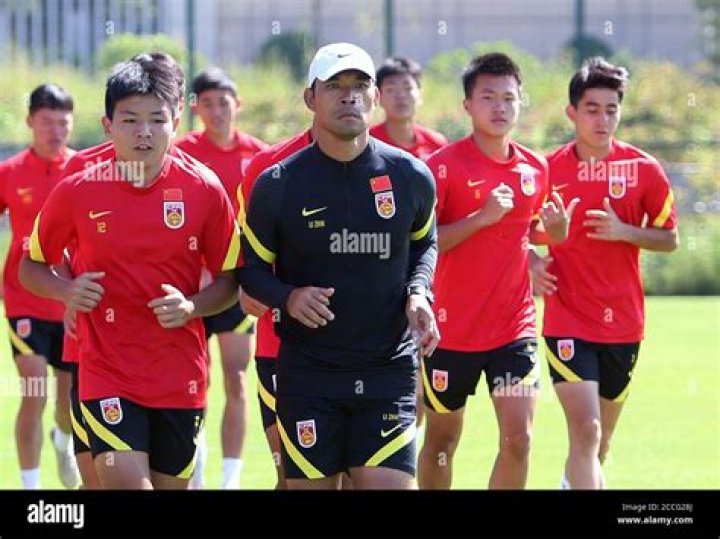 Chinese men's U16 national football team holds training session - Xinhua