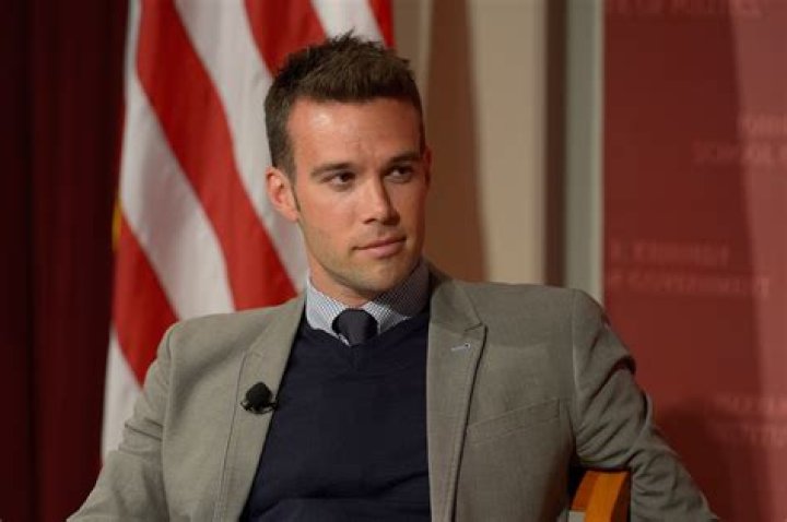 Jon Favreau - Bio, Net Worth, Height