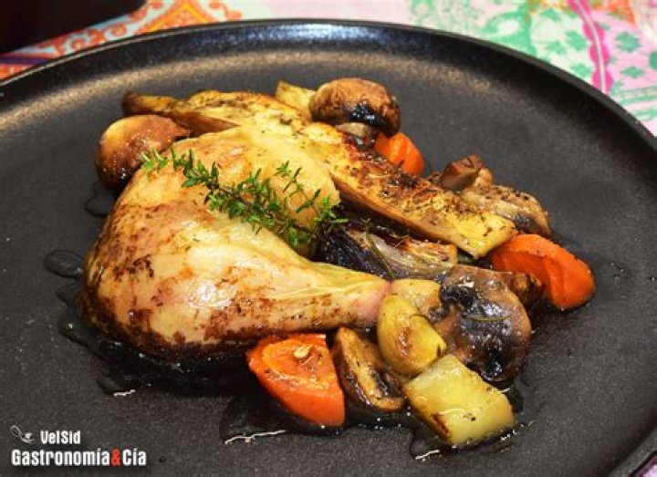 La receta del pollo al horno casero con patatas más clásica