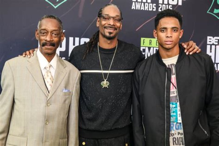 SNOOP DOGG RECEIVES ‘I AM HIP HOP’ AWARD WITH FATHER AND SON BY HIS SIDE