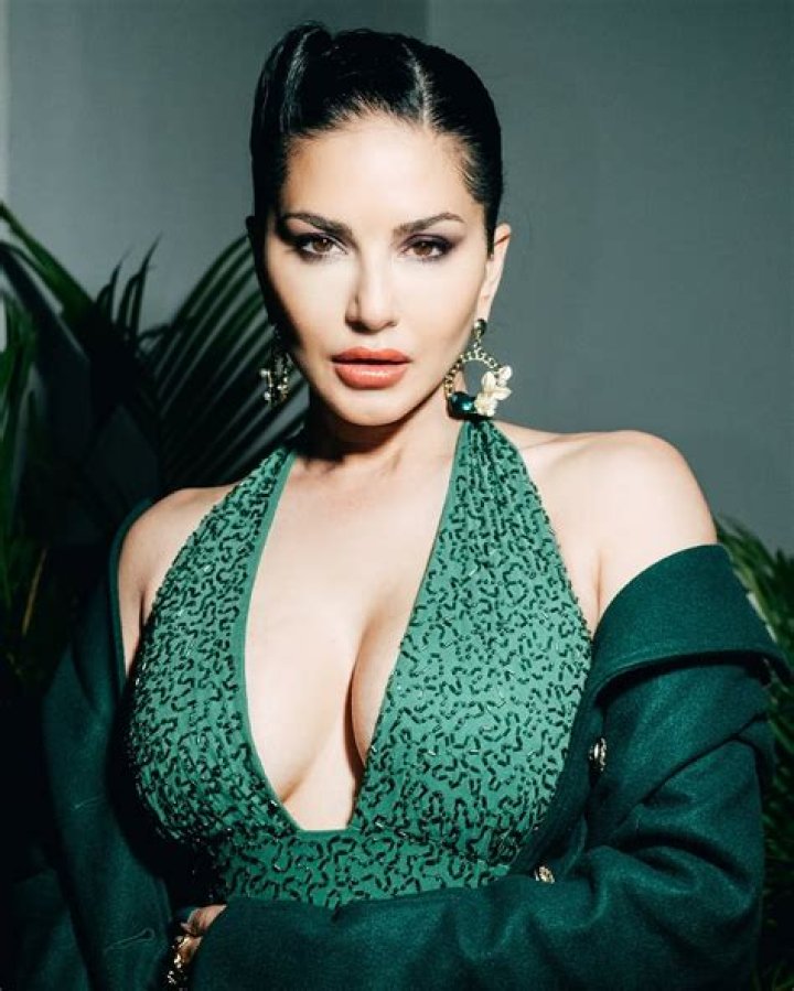 Sunny Leone - Bio, Net Worth, Height