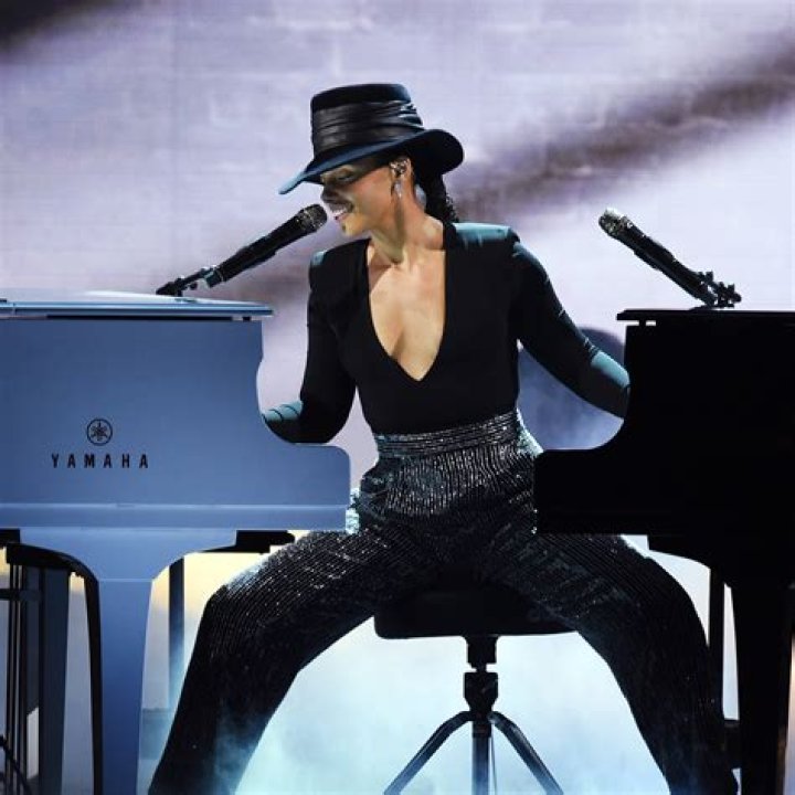 Watch Alicia Keys play TWO pianos at once in an incredible Grammys medley